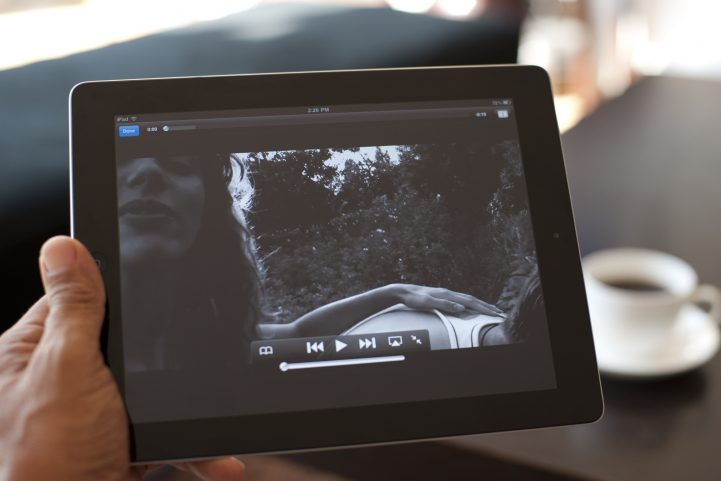 iStock/ استخدام وضع الظلام