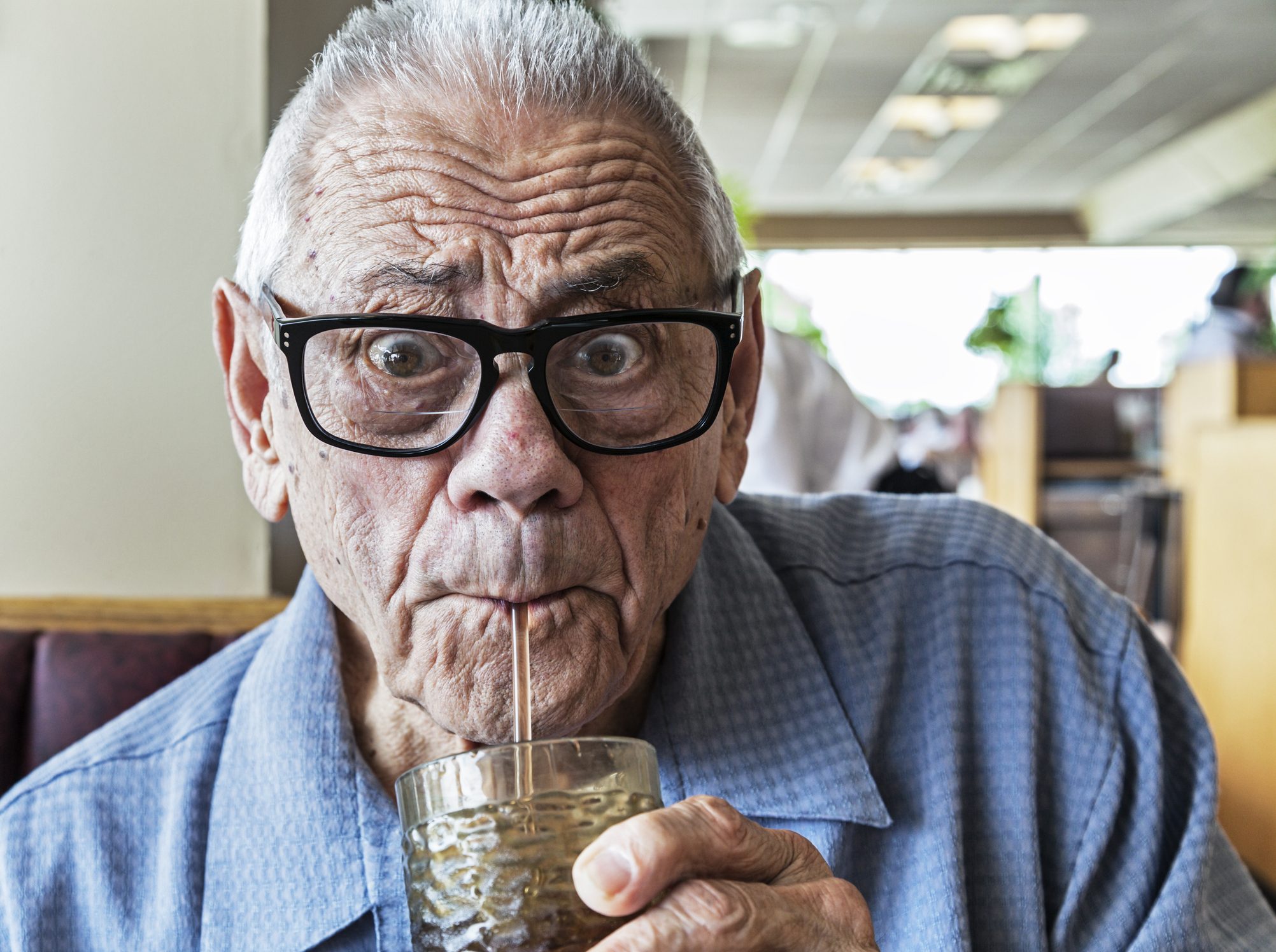 من بينها العبوس والشرب عبر المصاصة.. هذه العادات تُسبب ظهور التجاعيد حول الفم