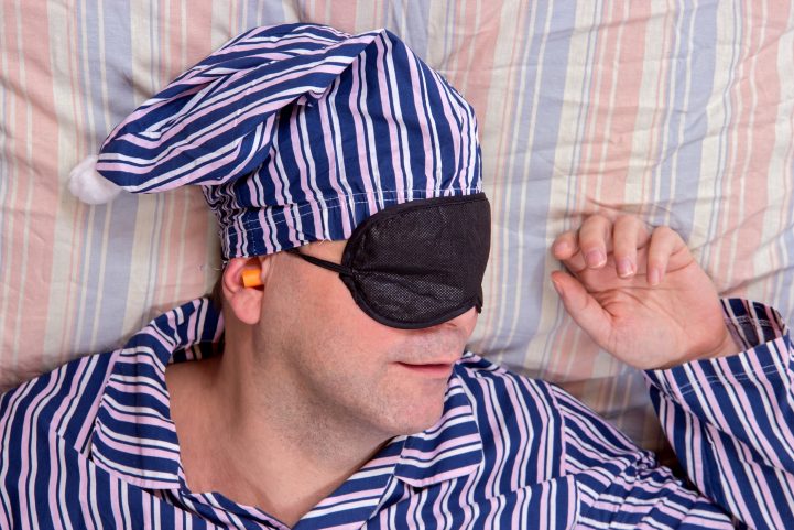 iStock/ سدادات الأذن ستساعدك على النوم كونها ستبعد عنك الضوضاء 