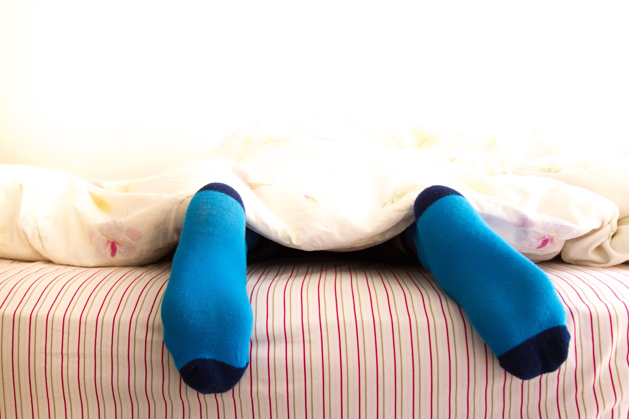 من بينها تحسين الأداء الجنسي..  فوائد النوم بالجوارب في قدميك