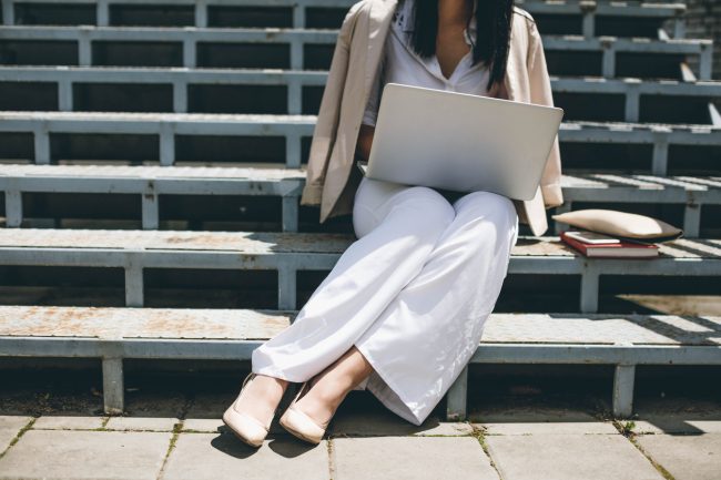 مشاكل جلدية وجنسية.. 6 أسباب كي لا تضع اللابتوب على حضنك