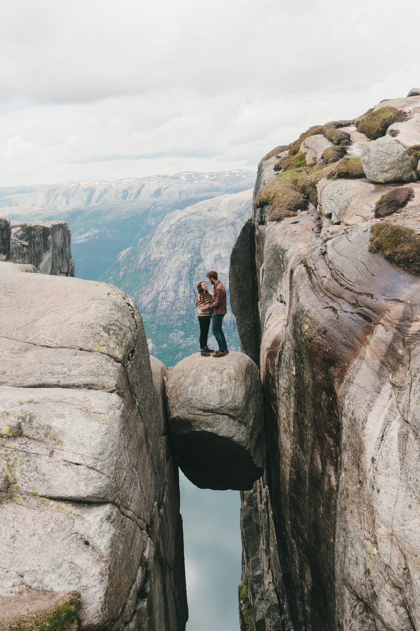 جزيرة شيبي رجل يطلب من صديقته الزواج في مكان خطير