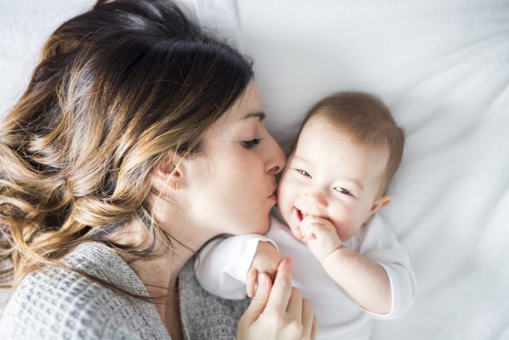 iStock\ امنحي طفلك الحنان الذي قد يفتقده بعد الفطام