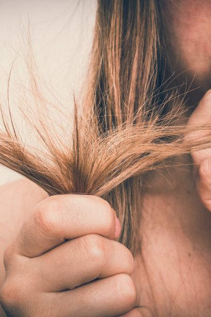 iStock\ لا تسبب كل الأدوية تساقط الشعر.. قد يكون سبب التساقط هو المرض نفسه