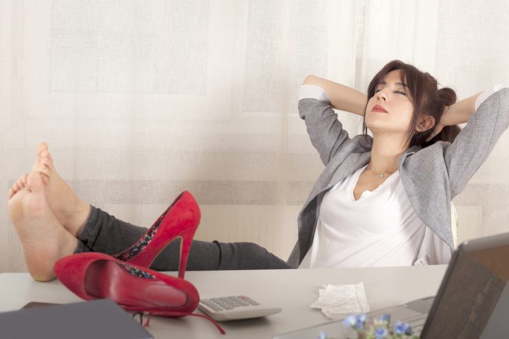 iStock/ مددي قدميك بعد أن تخلعي حذاءك