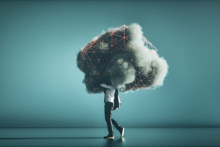 iStock/ الهاتف الذكي الذي تحمله في جيبك طيلة الأوقات قد يكون جاسوساً عليك