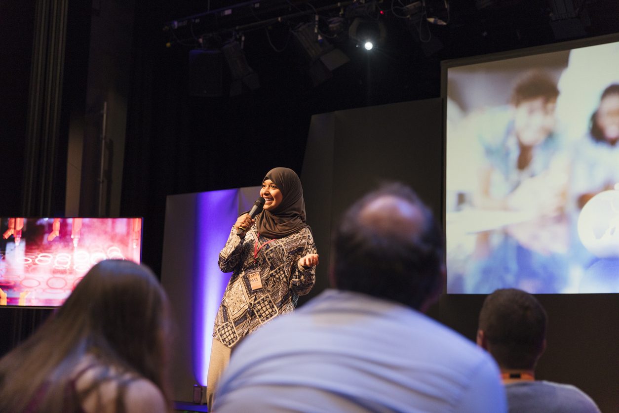 لماذا يتظاهر بعض الناس بالحديث بغير لهجتهم، الأمر قد يحدد مستقبلهم السياسي والمهني