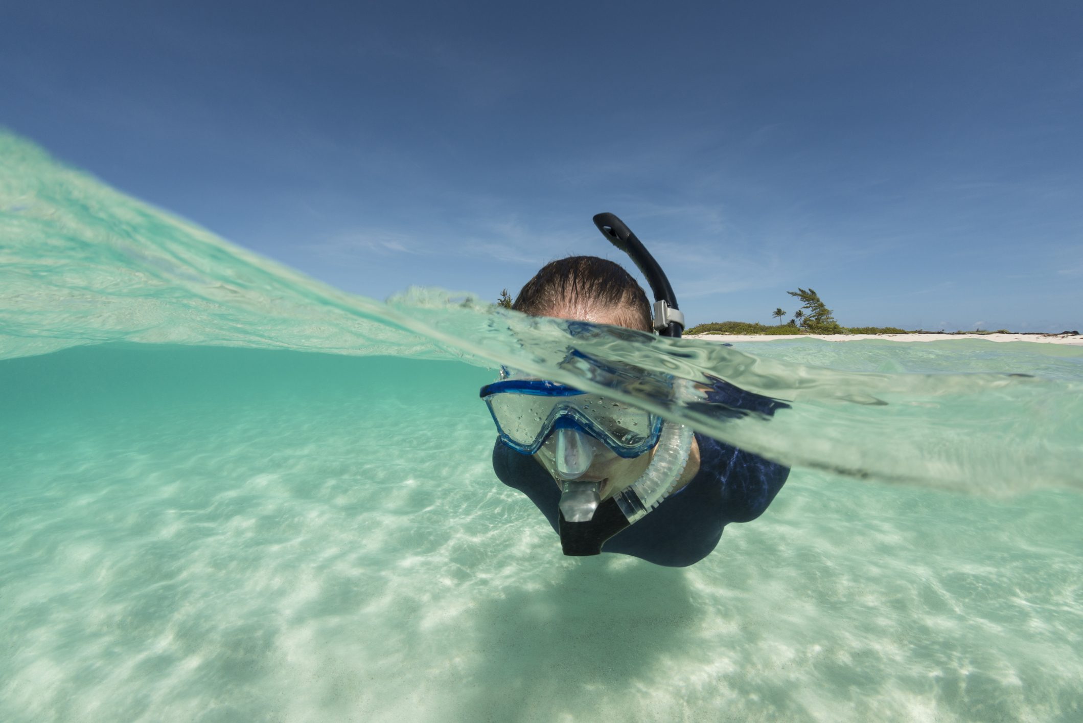 لماذا تحتاج نظارات واقية لإيضاح الصورة؟ هكذا تعمل العين البشرية تحت الماء