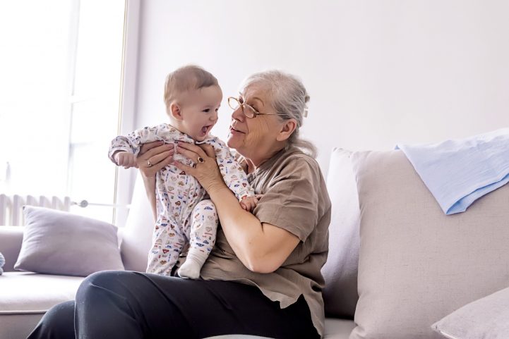 iStock \ الجدة أفضل معين لك