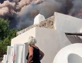 إيطاليا تلجأ لإغلاق أحد مطاراتها بعد ثوران بركان شهير.. سجل ارتفاعاً يقدر بـ3326 متراً (فيديو)