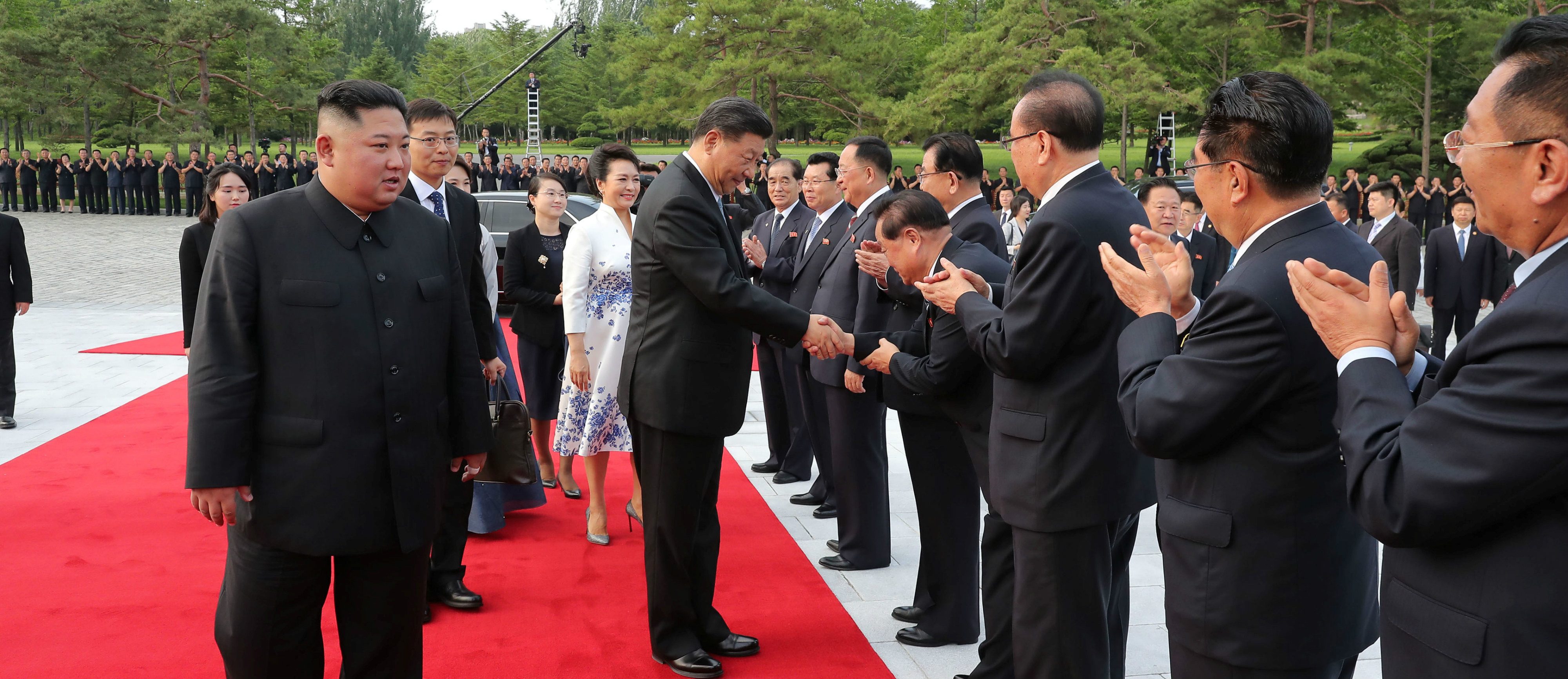 وسيط محاط بالشكوك.. قصة الدولة البعيدة التي تخرج السجناء الغربيين من معتقلات كوريا الشمالية
