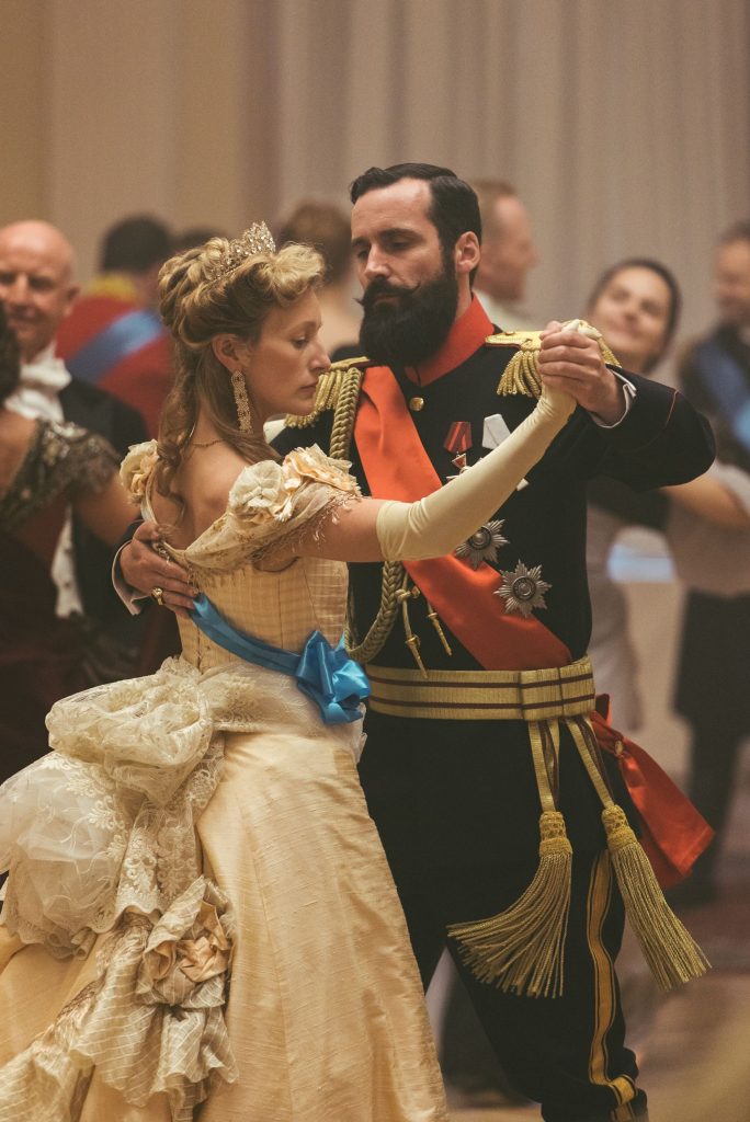 القيصر نيكولاس الثاني وزوجته في مسلسل The Last Czars "آخر القياصرة" (Netflix)