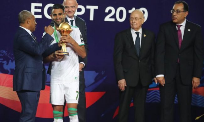 الجزائري محرز يتحدث لأول مرة عن واقعة تجاهله مصافحة رئيس الوزراء المصري