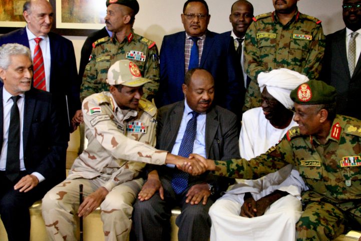 مبعوث الاتحاد الإفريقي في السودان، محمد الحسن، إلى جانب حميدتي بينما يصافح الجنرال ياسر العطاء بحضور المبعوث الإثيوبي، محمود دير، في الوسط ، والقائد الأعلى للحزب الشيوعي السوداني، صديق يوسف ، الثاني من اليمين، عقب مؤتمر صحفي في الخرطوم يوم الجمعة/ رويترز