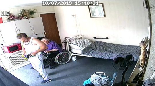 كاميرات سرية تلتقط لصاً يدخل منزل رجلٍ مسن لسرقة 5 جنيهات إسترلينية