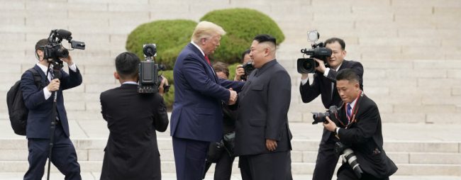 مسرح ترامب.. الرئيس الأمريكي يبحث عن «الإبهار الخاوي» في سياساته الخارجية