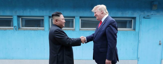 صفقة ترامب لإنهاء ملف كوريا الشمالية.. «نيويورك تايمز»: واشنطن تدرس الاعتراف ببيونغ يانغ كقوة نووية