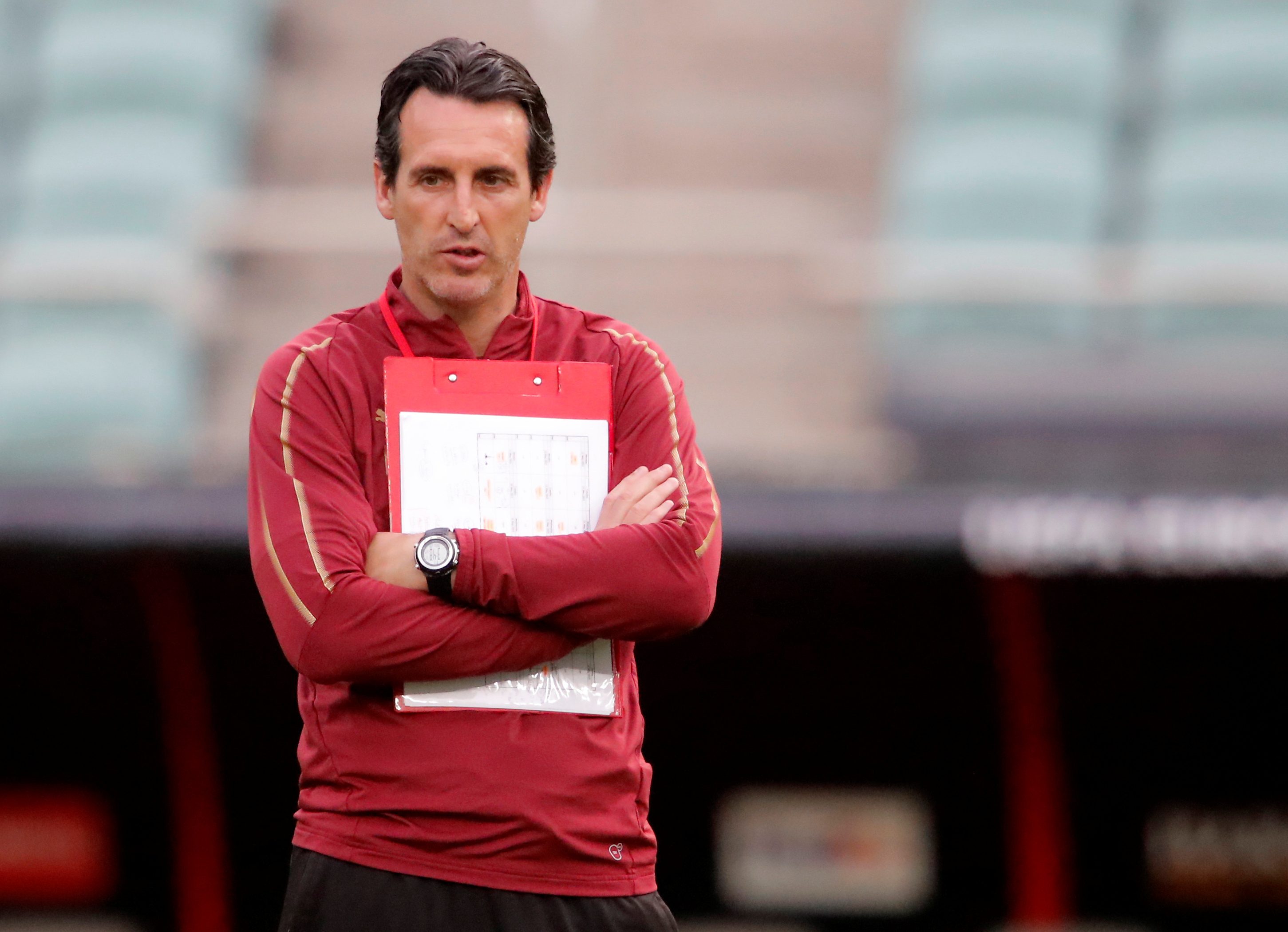 لعنة التسجيل في البارسا تطارده.. محمد النني بين أزمة البحث عن فريق وفضيحة اكتشاف جثة في منزله