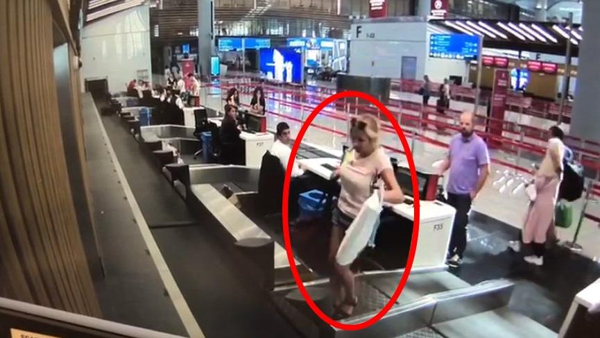 ظنت أنه ينقلها مباشرة إلى داخل الطائرة.. امرأة تصيب موظفي المطار بالدهشة عندما صعدت عبر حزام الأمتعة
