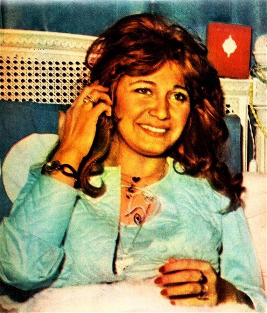 ابنة مديحة كامل تروي أسباب ارتدائها الحجاب، وإصرارها على اعتزال الفن رغم ملاحقتها قضائياً.. وزملائها يتحدَّثون عن وصيتها الأخيرة (صور وفيديو)