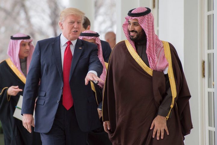 حظي محمد بن سلمان بعلاقة وثيقة مع الرئيس الأمريكي دونالد ترامب/ رويترز