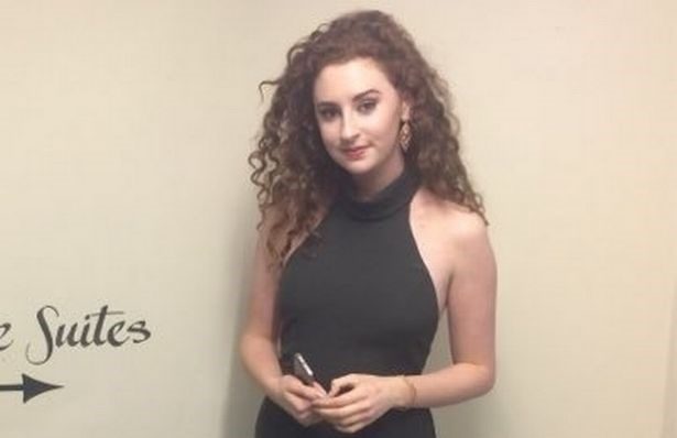 «المرأة الخارقة» التي حاولت منع فتاة من الانتحار بإلقاء نفسها من إحدى الطائرات