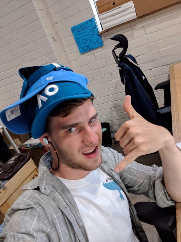 الشاب الذي انتقل من النوم تحت الجسور إلى أن يصبح مليونيراً بعمر 21 عاماً يقدم 5 نصائح