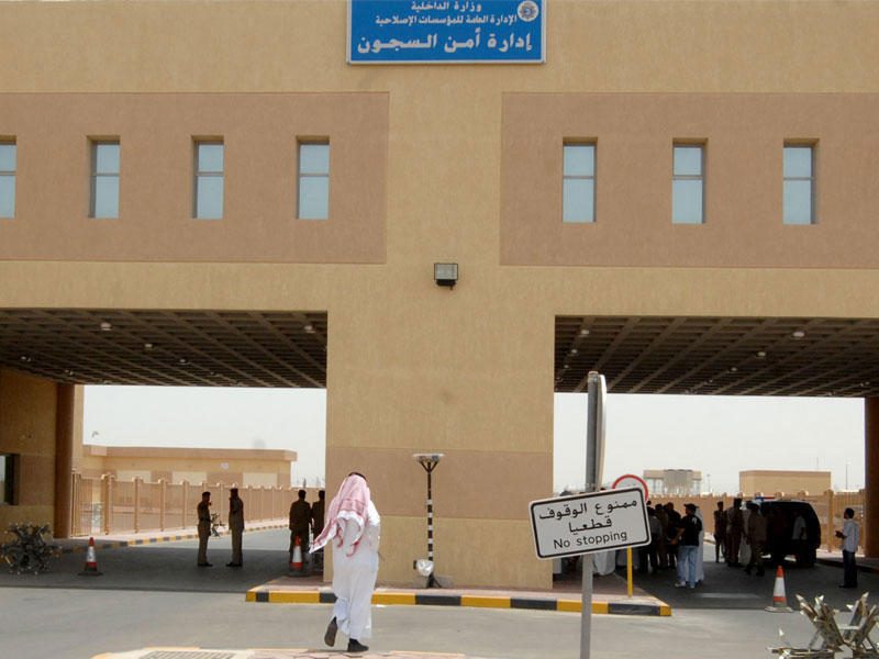 سجين في الكويت ينتحل شخصيات شيوخ ويستهدف فنانين من داخل محبسه