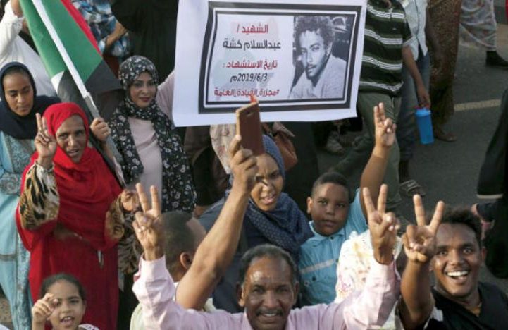 يطالب المدنيون بمحاكمة قتلة المتظاهرين بشكل عاجل