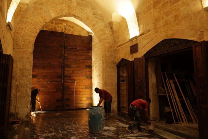 لا يزال جزء كبير من السوق في حالة خراب ولكن تم تجديد أجزاء صغيرة منه ببطء/ AP