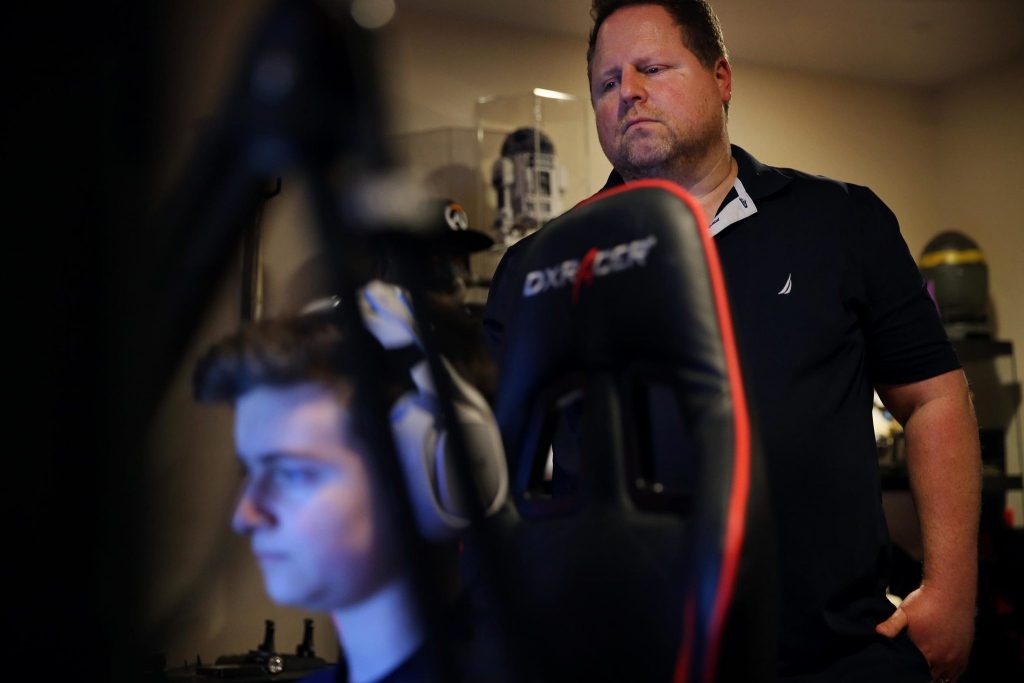 ترك ابنه يهرب من المدرسة ليلعب ألعاب الفيديو