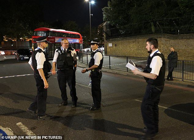 أفراد الشرطة مكان الحادث/dailymail