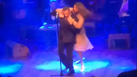 معجبة تفزع كاظم الساهر على خشبة المسرح، لكنه تدارك الأمر بسرعة (فيديو)