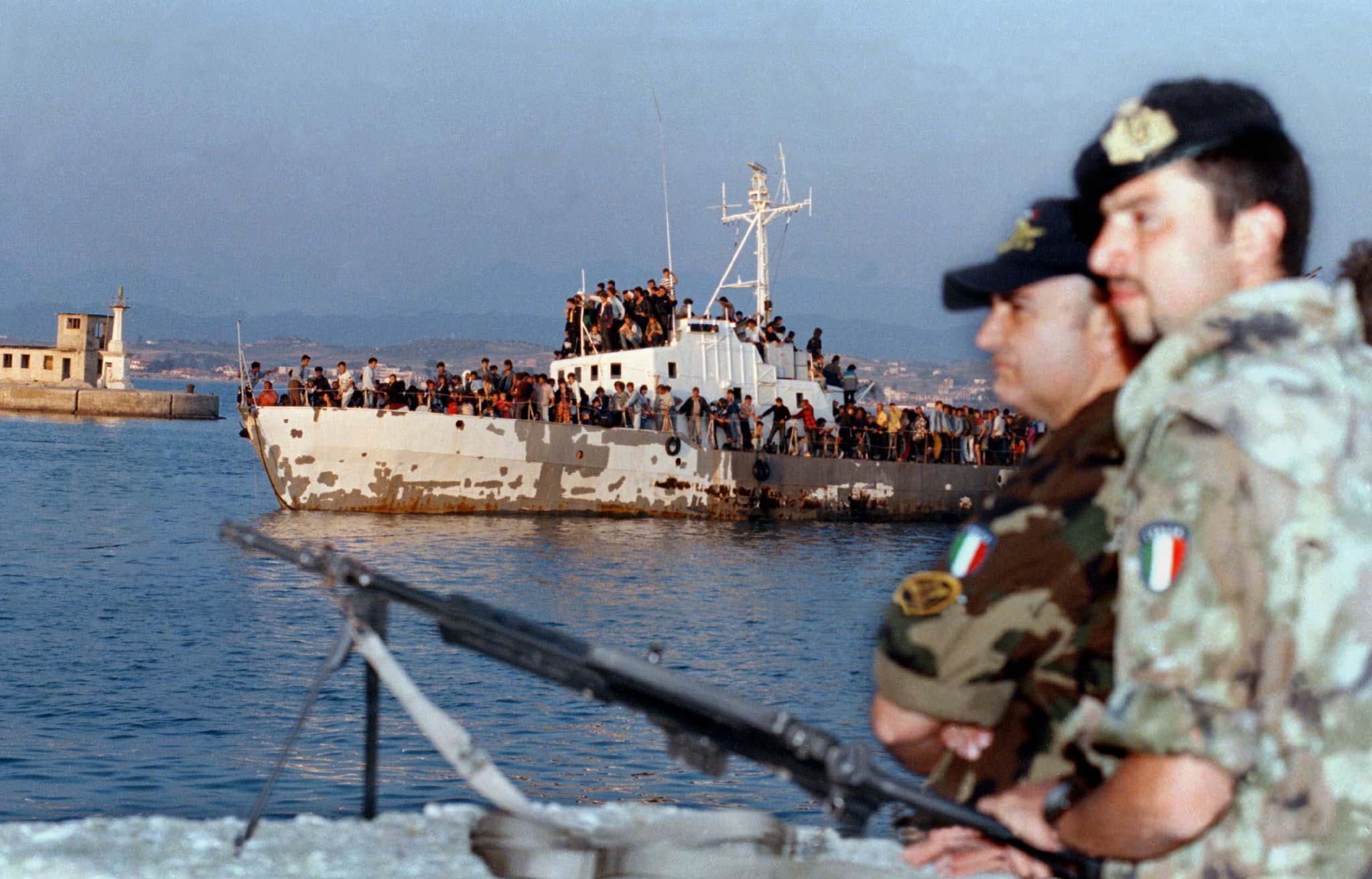 رغماً عن حظر الحكومة.. قضاء إيطاليا يأمر بالسماح لسفينة لاجئين بالدخول إلى المياه الإقليمية