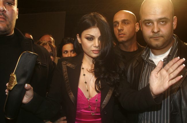 «اللي مش عاجبه هو اللي ينقبر يمشي».. هيفاء وهبي تعلق على اعتزال إليسا الغناء