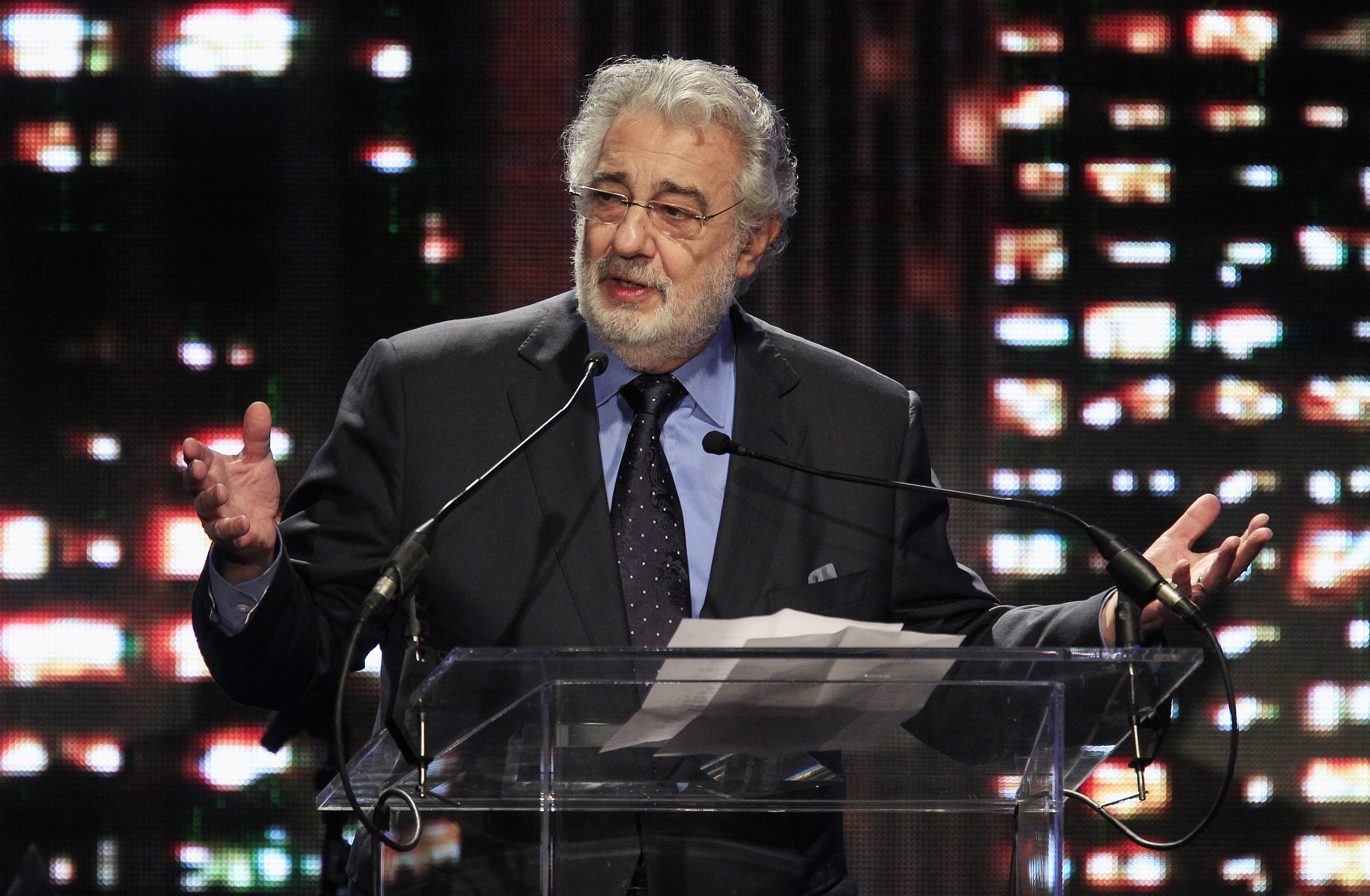 عشرات النساء يتهمن أحد أكثر رجال الأوبرا شهرة بالتحرش الجنسي