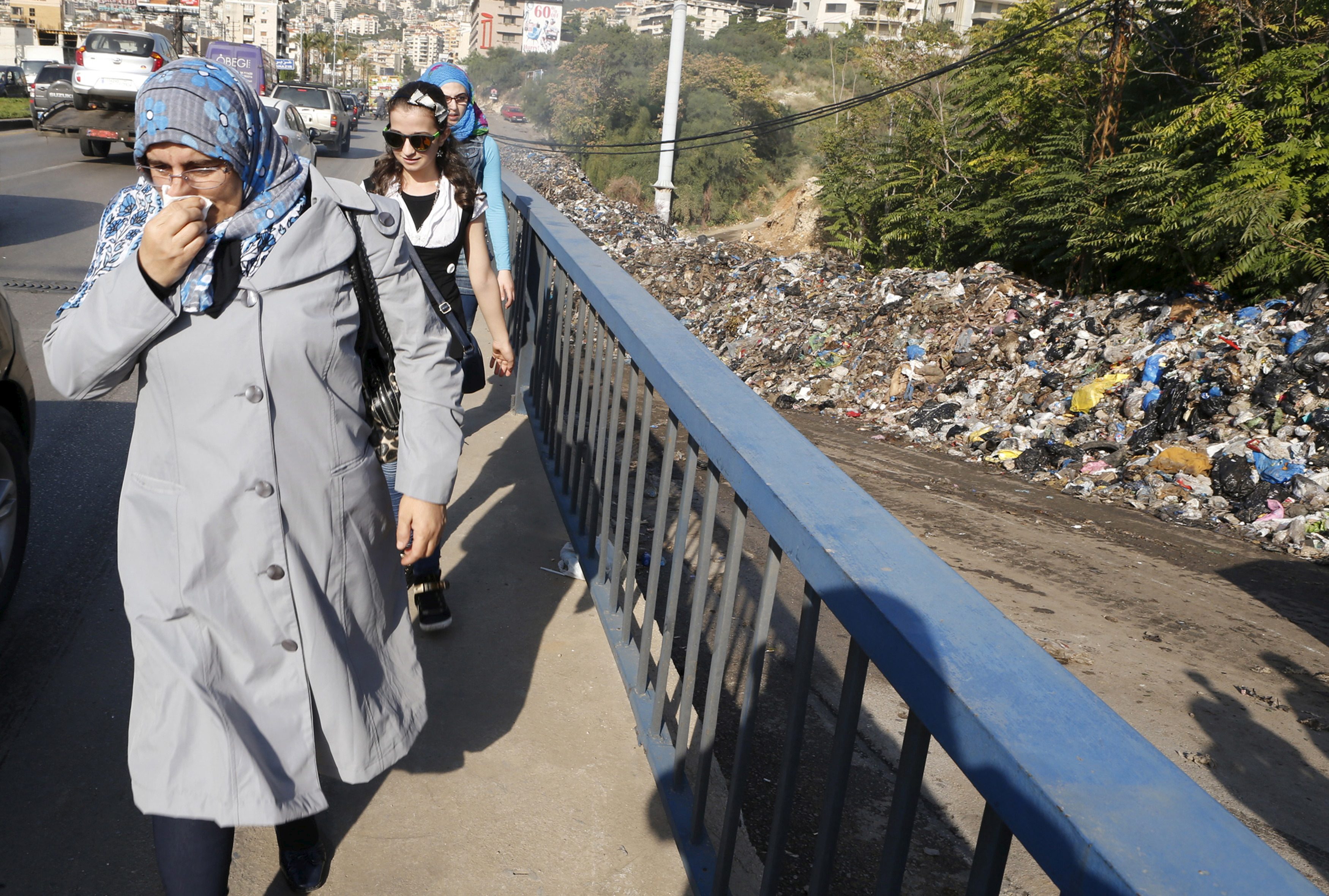 رائحة النفايات المتكدسة تجتاح بيروت ومخاوف على صحة السكّان