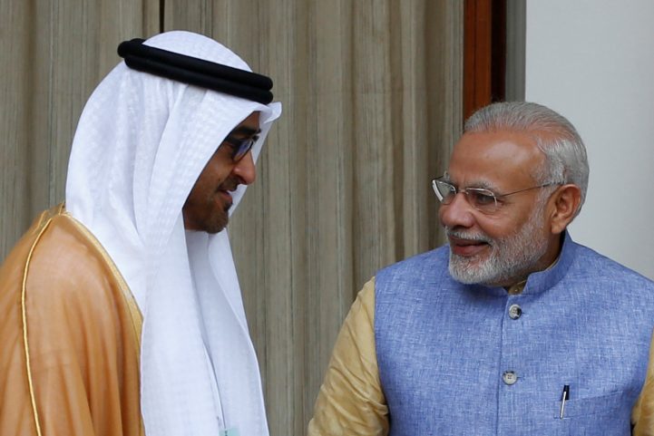 محمد بن زايد ولي عهد أبو ظبي يتحدث إلى رئيس الوزراء الهند ناريندرا مودي/رويترز