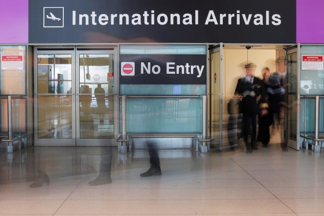 من بينهم مواطنو دول عربية.. أمريكا تعتمد قراراً يلزم السياح بشراء سندات بـ15 ألف دولار لمنحهم التأشيرة