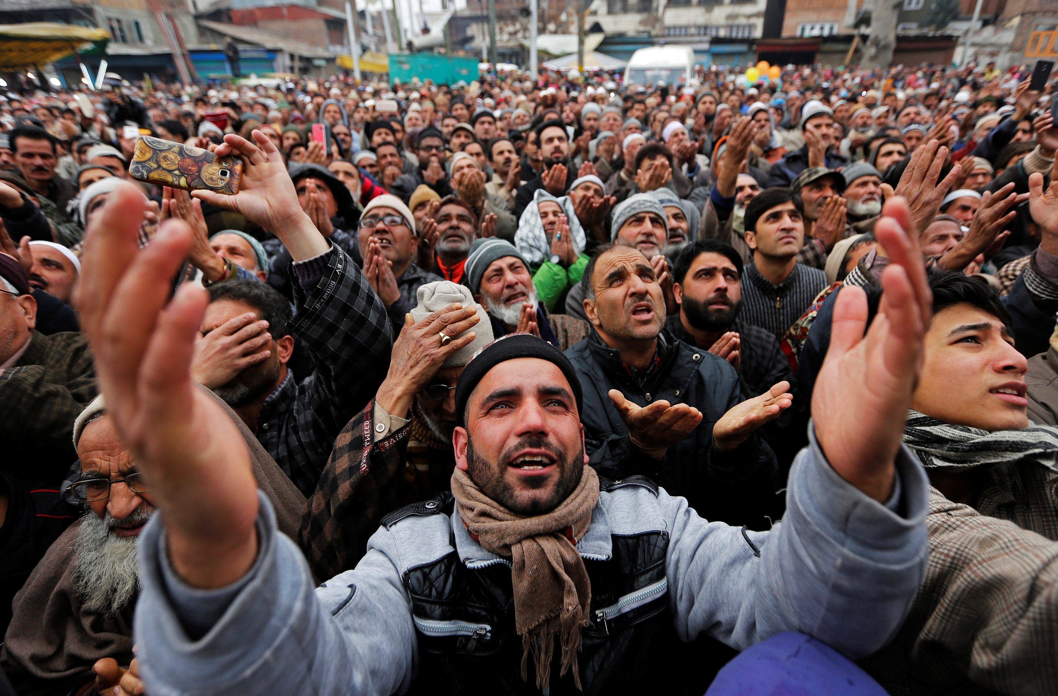 300 من السياسيين والانفصاليين قد اعتُقِلوا بغرض تخفيف حدة الاحتجاجات