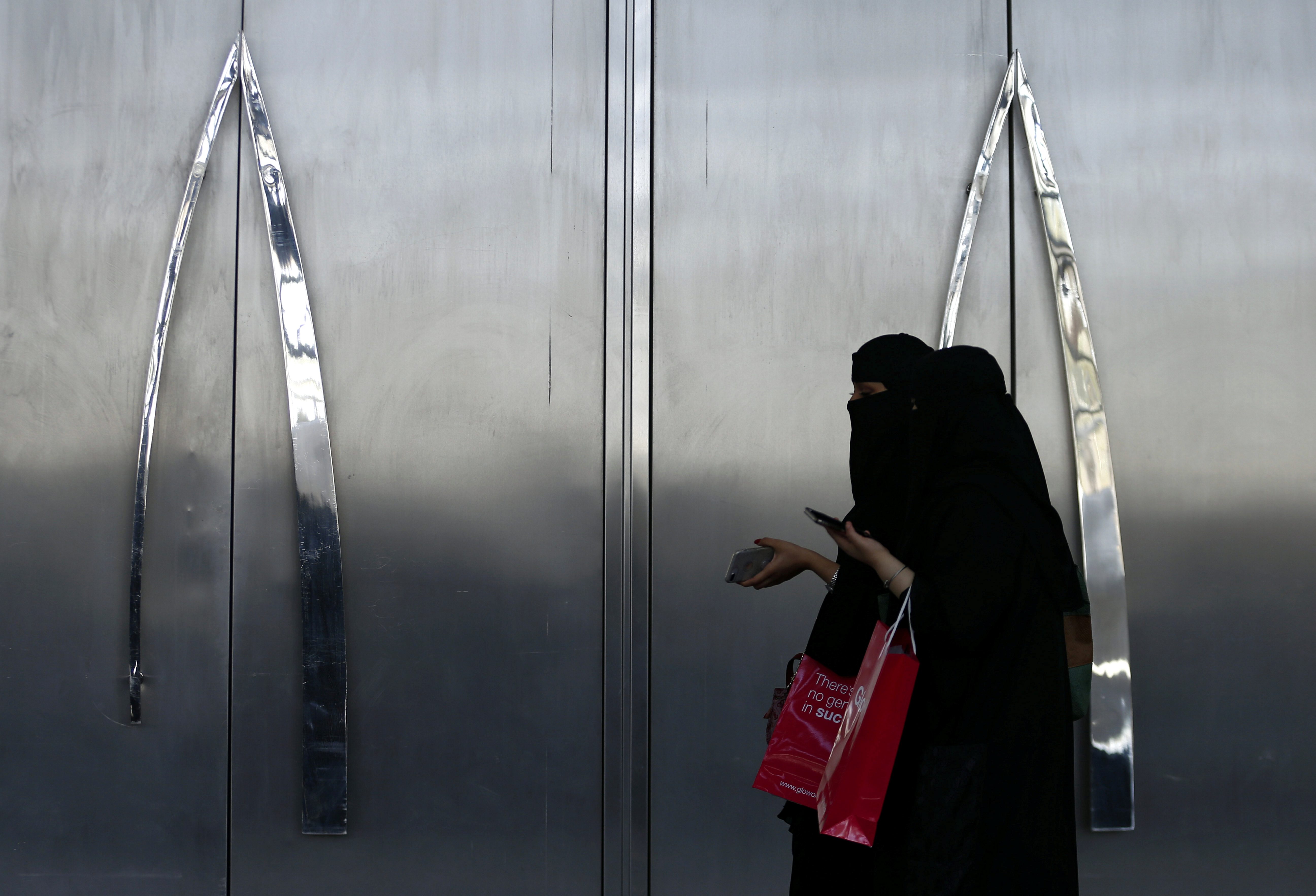 موقع أمريكي: السماح بسفر السعوديات دون إذن الرجل لن يساعد المستضعفات بالمملكة