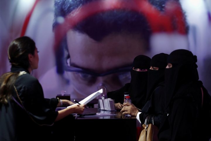 العرف وقوانين أخرى ما تزال تحاصر النساء بالسعودية - رويترز