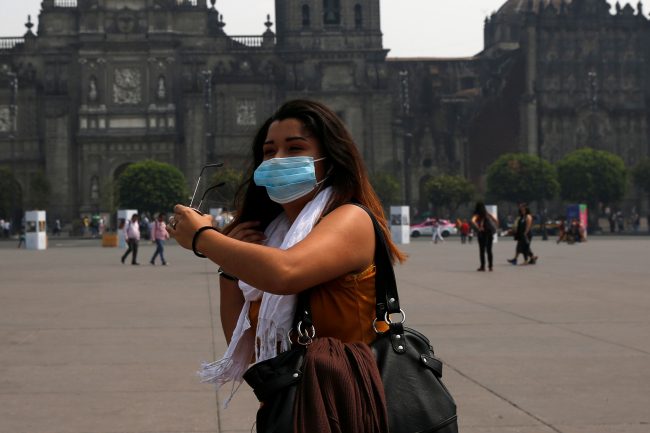 هل يتنفس البشر ويشربون البلاستيك؟ دراسة صادمة تؤكد وجود جزيئات سامة في الماء والهواء والأتربة!