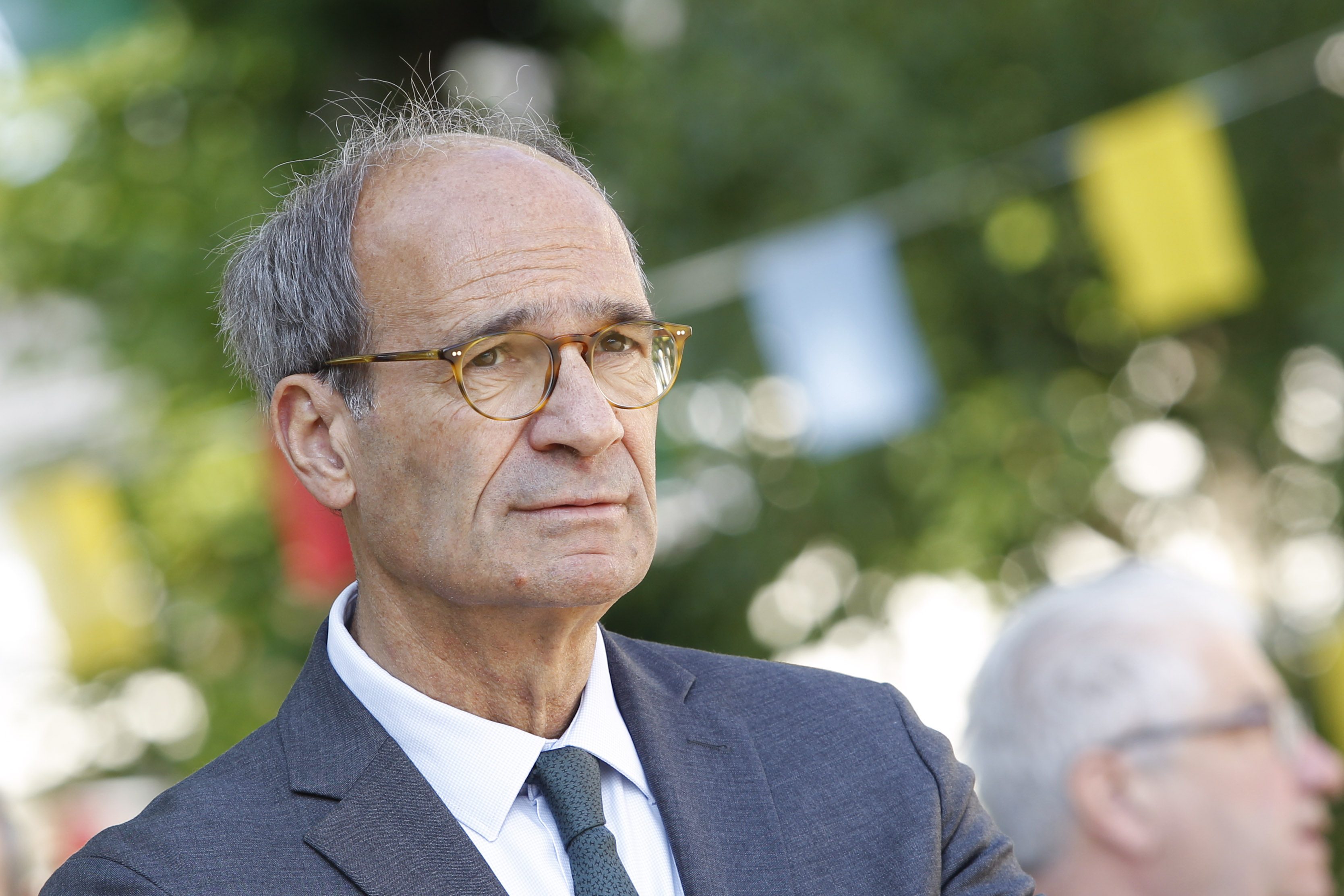 سياسي فرنسي سخرية جبال الألب