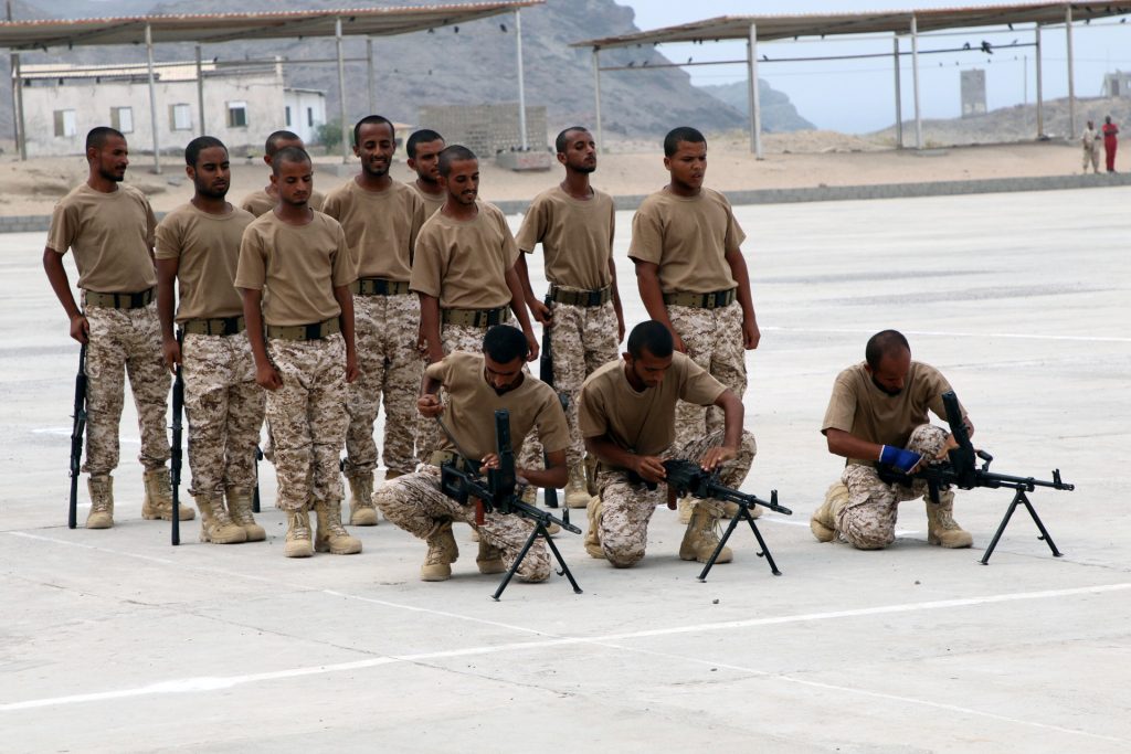 القوات المتخرجة حديثًا في المجلس الانتقالي الجنوبي المدعوم من الإمارات العربية المتحدة تُظهر مهاراتهم خلال تخرجهم في عدن ، اليمن/رويترز