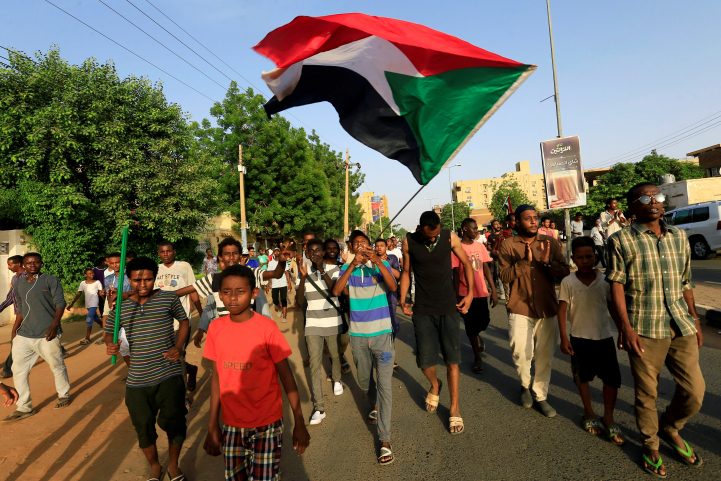المحتجون يطالبون بالقصاص لقتلى المظاهرات السلمية/ رويترز