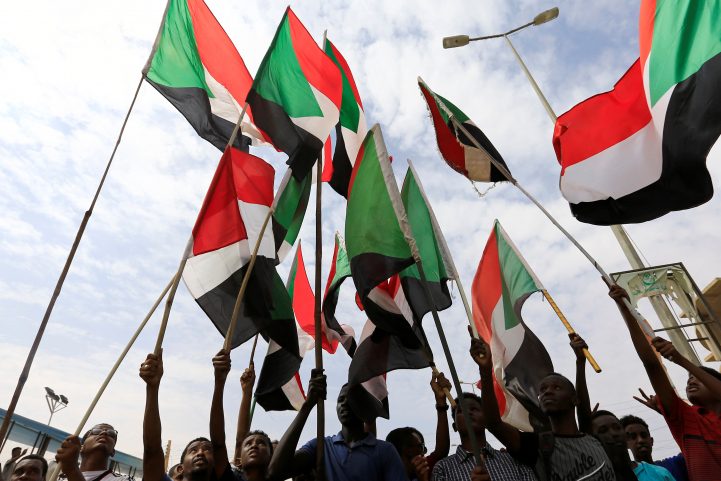 من احتجاجات السودانيين التي طالبوا فيها بمحاسبة قتلة المدنيين/ رويترز