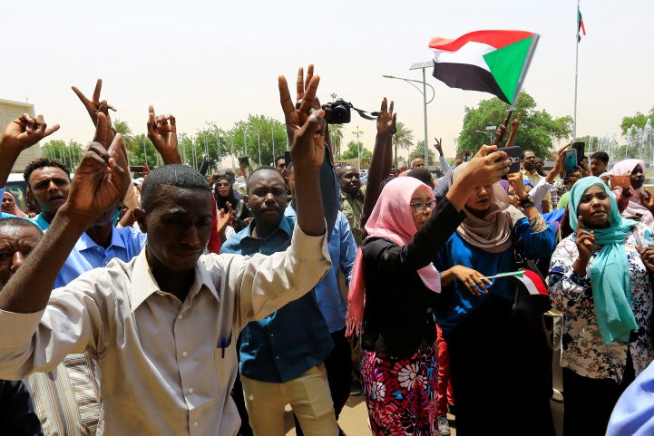 السودانيون خرجوا للشوارع احتفالا بتوقيع الاتفاق بين المجلس العسكري والمعارضة/ رويترز