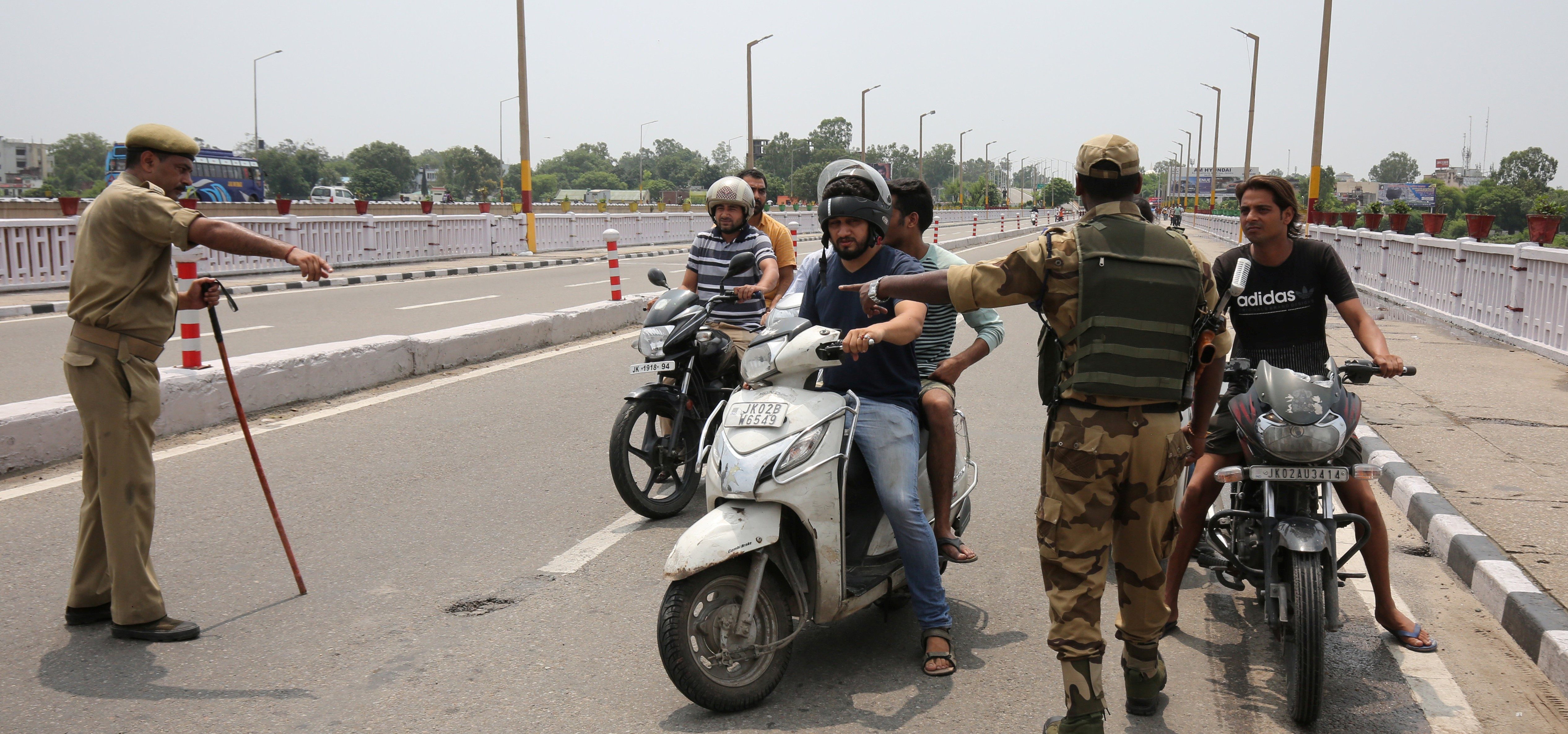 باكستان تبحث خياراتها لمواجهة قرار الهند بخصوص كشمير