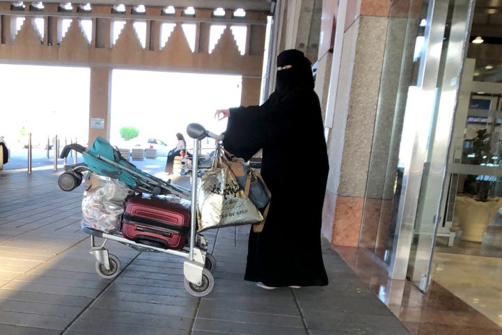 حوالي 1000 سعودية غادرن المملكة في أول يوم من تطبيق القانون/ رويترز